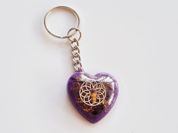 porte clé orgonite coeur violet graine de vie